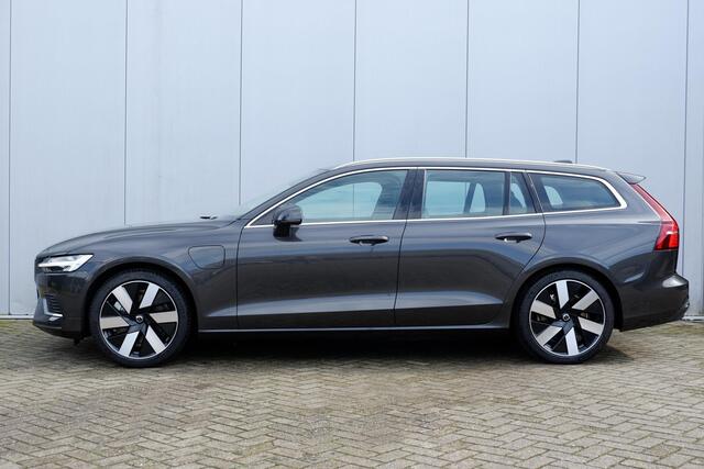 Volvo V60 T6 Recharge AWD Core Bright | Trekhaak semi elektrisch inklapbaar | 19" Lichtmetalen velgen | Adaptieve Cruise Control met Pilot Assist | BLIS dodehoekdetectie | City Weave Blond interieur | Google Maps & Infotainment | Keyless Entry & Go | Elektrisch bed