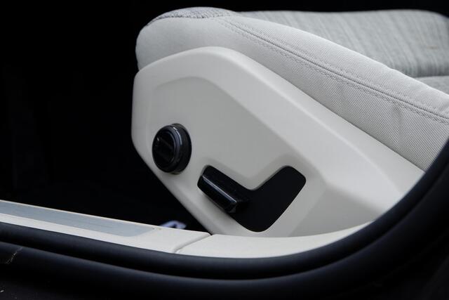 Volvo V60 T6 Recharge AWD Core Bright | Trekhaak semi elektrisch inklapbaar | 19" Lichtmetalen velgen | Adaptieve Cruise Control met Pilot Assist | BLIS dodehoekdetectie | City Weave Blond interieur | Google Maps & Infotainment | Keyless Entry & Go | Elektrisch bed