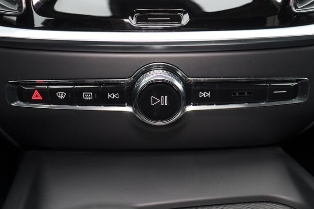 Volvo V60 B3 Plus Dark - Panorama/schuifdak - IntelliSafe Assist - 360º Camera - Harman/Kardon audio - Adaptieve LED koplampen - Verwarmde voorstoelen, stuur & achterbank - Parkeersensoren voor & achter - Elektr. bedienb. voorstoelen met geheugen - Draadloze tel. l