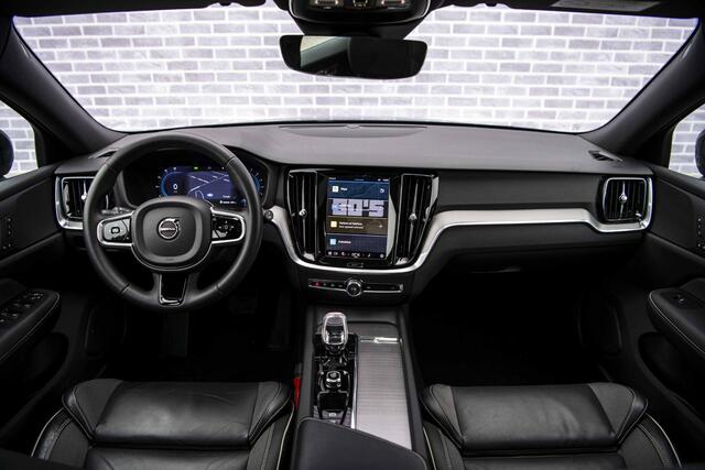 Volvo V60 2.0 B4 Plus Dark | Panorama dak | Adaptieve cruise control | Elektrisch verstelbare voorstoelen | Stoel/stuur verwarming | 19" Velgen |