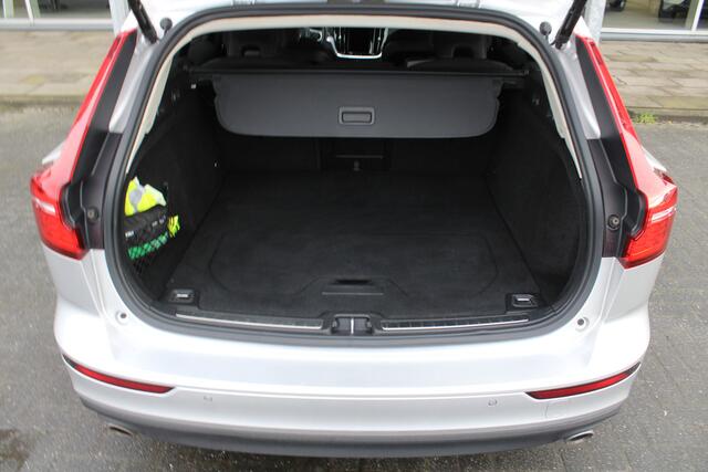 Volvo V60 2.0 B3 Momentum Business | Trekhaak | Adapt. Cruise | AppleCarplay | Getint glas | Camera
