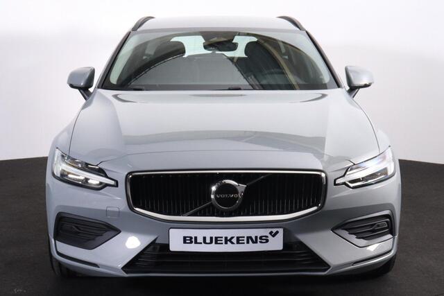 Volvo V60 B4 Essential Edition - IntelliSafe Assist & Surround - Parkeercamera achter - Verwarmde voorstoelen, stuur & achterbank - Parkeersensoren voor & achter - Draadloze tel. lader - Elektr. verstelbare lendesteunen - 17' LMV