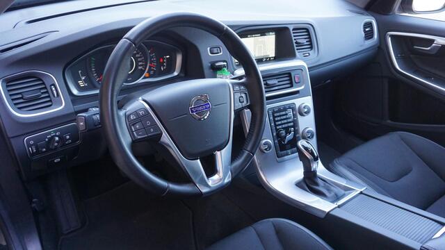 Volvo V60 1.5 123PK T2 Automaat Kinetic Navi Xenon Clima H-Leder Stoelverwarming 17inch LM *Savile Grey Metallic* NL auto! 115771km!