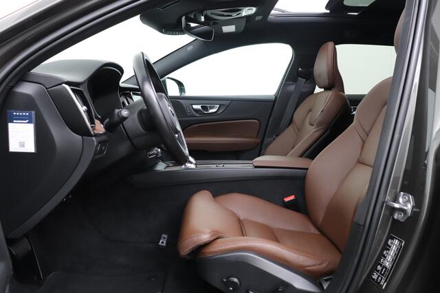 Volvo V60 2.0 R-Design Pano-dak Leder Trekhaak Adapt. Cruise Dodehoek 18' LMV