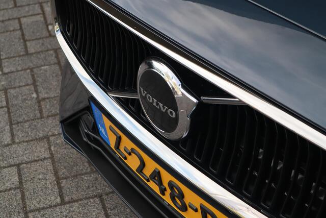 Volvo V60 2.0 B3 Essential Edition | Adaptieve Cruise Control met Pilot Assist| Stoelverwarming voor + achter| Stuurwielverwarming| All-Season banden| Semi- elektrisch inklapbare trekhaak|