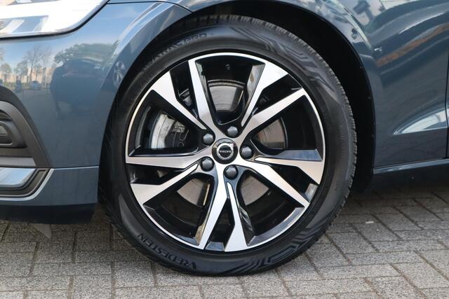 Volvo V60 2.0 B3 Essential Edition | Adaptieve Cruise Control met Pilot Assist| Stoelverwarming voor + achter| Stuurwielverwarming| All-Season banden| Semi- elektrisch inklapbare trekhaak|