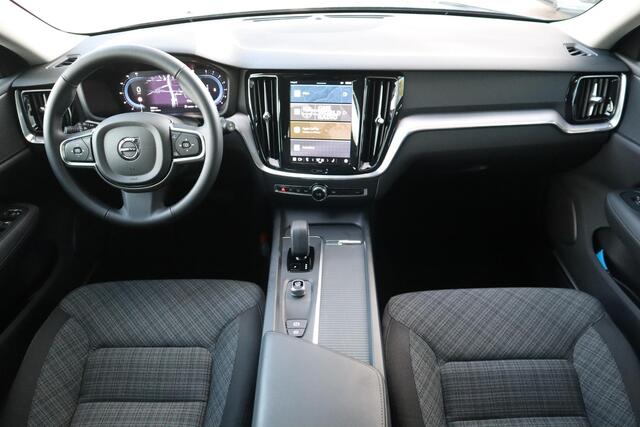 Volvo V60 2.0 B3 Essential Edition | Adaptieve Cruise Control met Pilot Assist| Stoelverwarming voor + achter| Stuurwielverwarming| All-Season banden| Semi- elektrisch inklapbare trekhaak|
