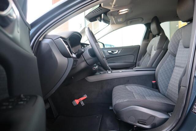 Volvo V60 2.0 B3 Essential Edition | Adaptieve Cruise Control met Pilot Assist| Stoelverwarming voor + achter| Stuurwielverwarming| All-Season banden| Semi- elektrisch inklapbare trekhaak|