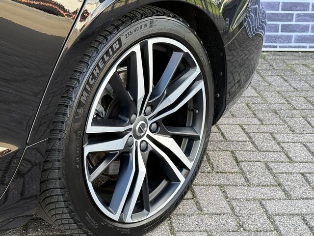 Volvo V60 2.0 B4 R-Design | Trekhaak | Panoramadak | Harman/Kardon | Keyless entry | Standkachel | Stoel verwarming | DAB |