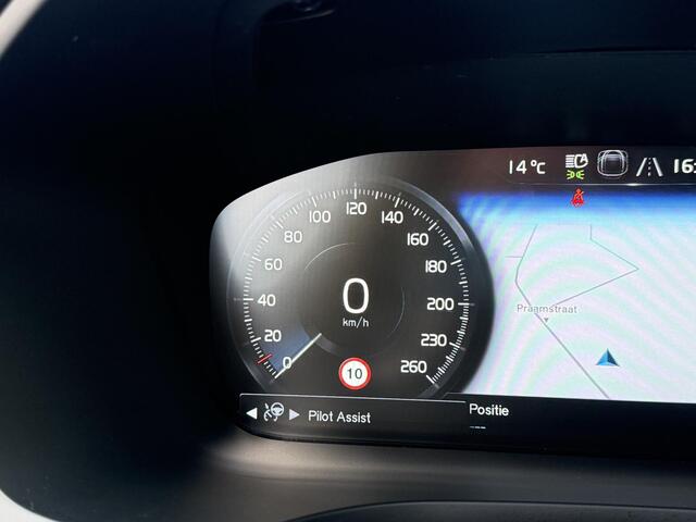 Volvo V60 2.0 B4 R-Design | Trekhaak | Panoramadak | Harman/Kardon | Keyless entry | Standkachel | Stoel verwarming | DAB |