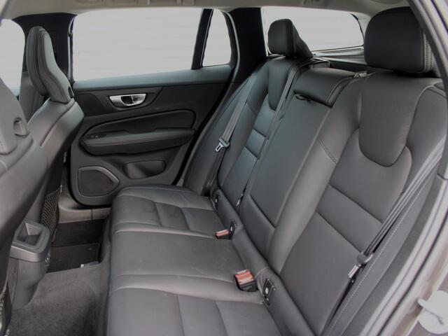 Volvo V60 2.0 B4 Plus Dark Automaat / Leder interieur / Trekhaak / Google Maps Navi