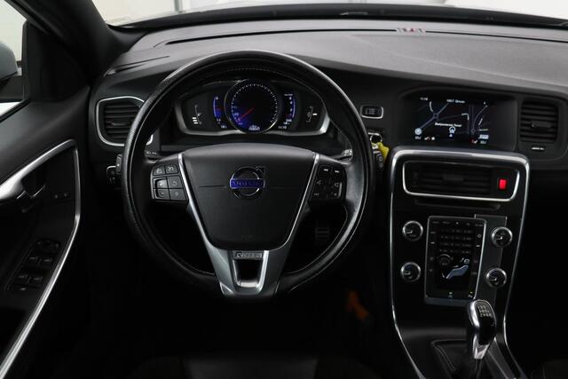 Volvo V60 2.0 T3 R-Design | Dealer onderhouden | Stoelverwarming | Xenon | Trekhaak | Navigatie | Leder/Alcantara | Parkeerhulp | Bluetooth | Cruise control