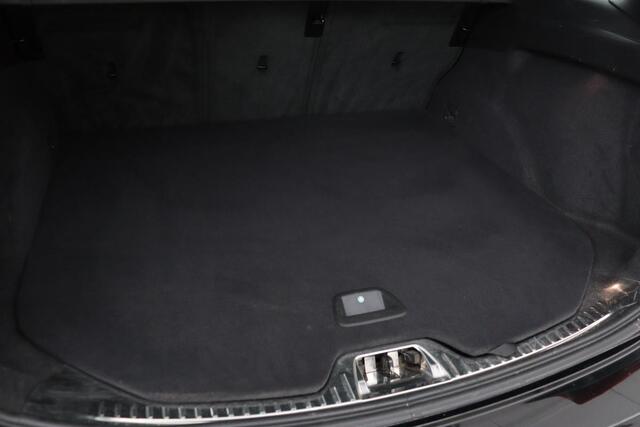 Volvo V60 2.0 T3 R-Design | Dealer onderhouden | Stoelverwarming | Xenon | Trekhaak | Navigatie | Leder/Alcantara | Parkeerhulp | Bluetooth | Cruise control
