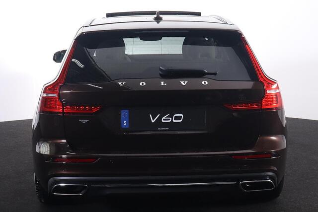 Volvo V60 B3 Inscription - Intellisafe Assist/Surround - Panoramisch schuif-/kanteldak - Parkeerverwarming - Harman Kardon Audio - Lederen bekleding - Bestuurdersstoel elektrisch bedienbaar - Getint glas - Parkeercamera - Parkeersensoren v/a - Trekhaak semi elektri