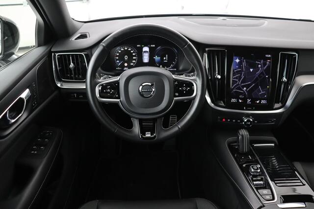Volvo V60 2.0 T8 Recharge AWD R Design | Stoelverwarming | Trekhaak | Harman/Kardon | Camera | Navigatie | Memory