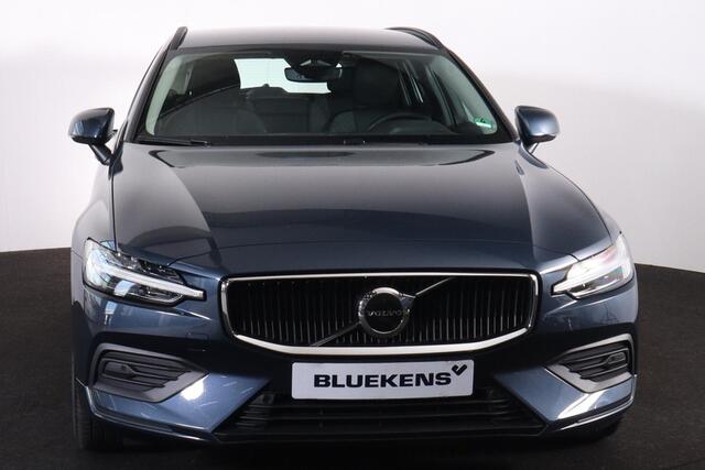 Volvo V60 B3 Essential Edition - IntelliSafe Assist & Surround - Parkeercamera achter - Verwarmde voorstoelen, stuur & achterbank - Parkeersensoren voor & achter - Draadloze tel. lader - Elektr. inklapbare trekhaak - 18' LMV