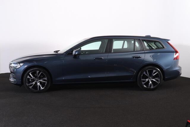 Volvo V60 B3 Essential Edition - IntelliSafe Assist & Surround - Parkeercamera achter - Verwarmde voorstoelen, stuur & achterbank - Parkeersensoren voor & achter - Draadloze tel. lader - Elektr. inklapbare trekhaak - 18' LMV