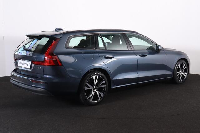 Volvo V60 B3 Essential Edition - IntelliSafe Assist & Surround - Parkeercamera achter - Verwarmde voorstoelen, stuur & achterbank - Parkeersensoren voor & achter - Draadloze tel. lader - Elektr. inklapbare trekhaak - 18' LMV