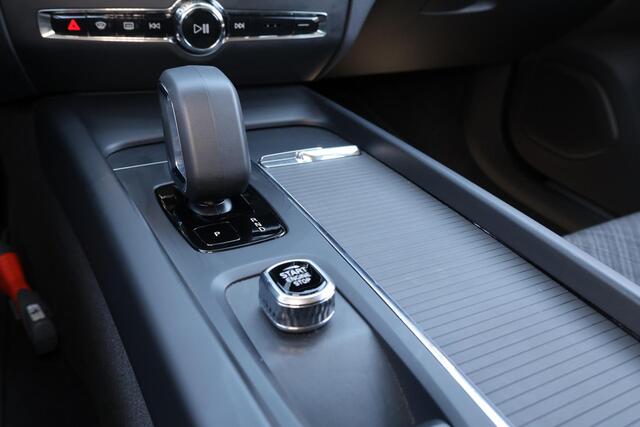 Volvo V60 B3 Essential Edition - IntelliSafe Assist & Surround - Parkeercamera achter - Verwarmde voorstoelen, stuur & achterbank - Parkeersensoren voor & achter - Draadloze tel. lader - Elektr. inklapbare trekhaak - 18' LMV