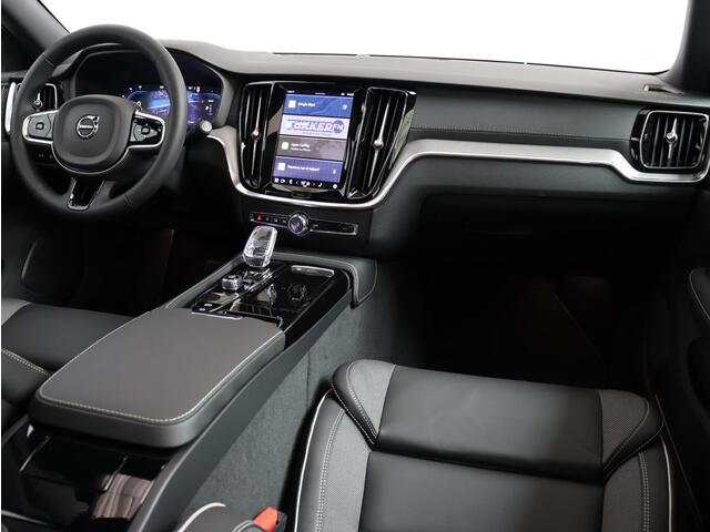 Volvo V60 T6 350PK Plug-in hybrid AWD Ultra Dark / Panoramisch Dak / Head-UP / 360gr Camera / 19" / Harman Kardon / Contour Stoelen / Verwarmbaar Stuurwiel + Stoelen + Achterbank /