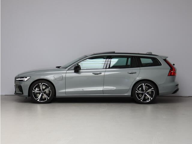 Volvo V60 T6 350PK Plug-in hybrid AWD Ultra Dark / Panoramisch Dak / Head-UP / 360gr Camera / 19" / Harman Kardon / Contour Stoelen / Verwarmbaar Stuurwiel + Stoelen + Achterbank /