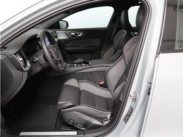 Volvo V60 T6 350PK Plug-in hybrid AWD Ultra Dark / Panoramisch Dak / Head-UP / 360gr Camera / 19" / Harman Kardon / Contour Stoelen / Verwarmbaar Stuurwiel + Stoelen + Achterbank /