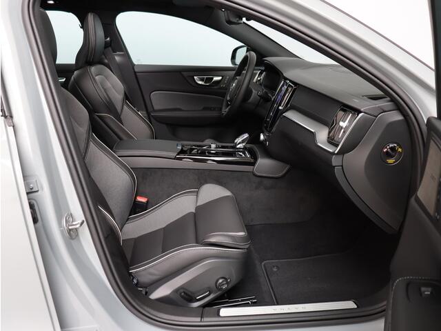 Volvo V60 T6 350PK Plug-in hybrid AWD Ultra Dark / Panoramisch Dak / Head-UP / 360gr Camera / 19" / Harman Kardon / Contour Stoelen / Verwarmbaar Stuurwiel + Stoelen + Achterbank /
