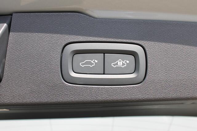 Volvo V60 T6 350PK Automaat Plug-in hybrid AWD Ultra Dark Head-Up display / Pilot assist / Adaptive cruise control / Elektrische achterklep / Panoramadak / Keyless entry / Google services / Lederen bekleding /