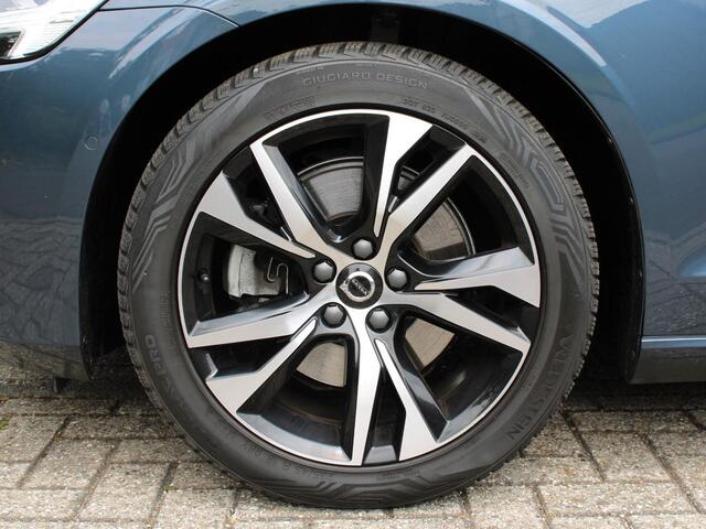 Volvo V60 2.0 B3 Plus Dark Automaat / Panoramadak / Trekhaak / Harman Kardon audio / 360* camera / Adaptieve cruise control / Verwarmd voorruit