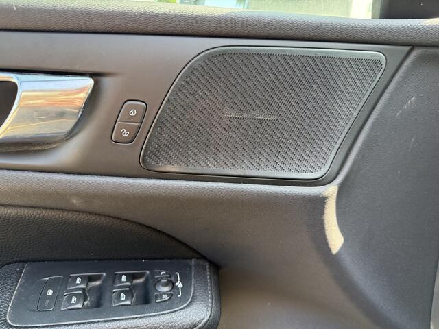 Volvo V60 2.0 T5 Momentum Geartr. (250pk) ** Intellisafe Surround ** Trekhaak ** Leer