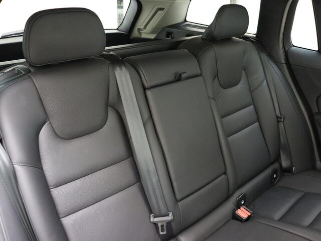Volvo V60 B4 211PK Plus Dark / Harman en Kardon audio / Elektrisch verstelbare stoelen / Trekhaak / BLIS / Camera rondom /