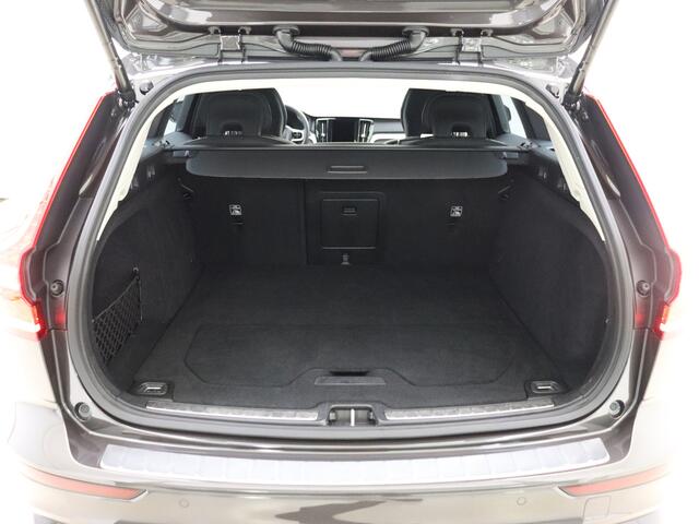 Volvo V60 B4 211PK Plus Dark / Harman en Kardon audio / Elektrisch verstelbare stoelen / Trekhaak / BLIS / Camera rondom /