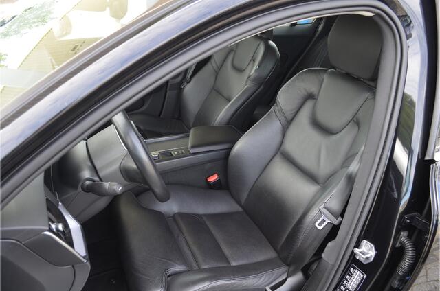 Volvo V60 2.0 T5 Momentum Leer | Stoelverwarming + achter + stuur | Pilot assist | Dodehoeksensor | Elektr trekhaak | Virtual cockpit