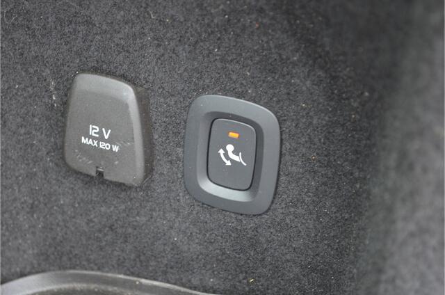 Volvo V60 2.0 T5 Momentum Leer | Stoelverwarming + achter + stuur | Pilot assist | Dodehoeksensor | Elektr trekhaak | Virtual cockpit