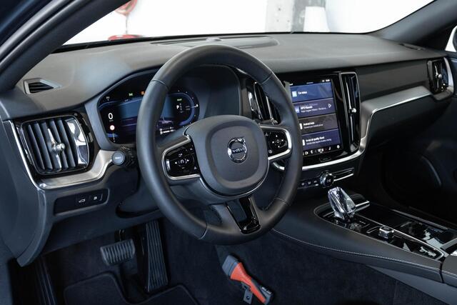 Volvo V60 T6 Plug-in hybrid AWD Plus Dark | Panoramadak | 360° parkeercamera | Parkeersensoren voor + achter | Harman Kardon premium audio | Google infotainment | Stoelverwarming | Stuurwielverwarming | Parkeerverwarming | BLIS | Adaptive cruise control |