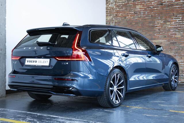 Volvo V60 T6 Plug-in hybrid AWD Plus Dark | Panoramadak | 360° parkeercamera | Parkeersensoren voor + achter | Harman Kardon premium audio | Google infotainment | Stoelverwarming | Stuurwielverwarming | Parkeerverwarming | BLIS | Adaptive cruise control |