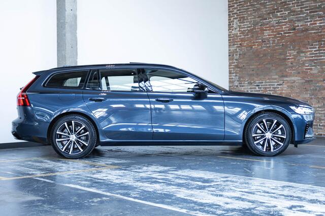 Volvo V60 T6 Plug-in hybrid AWD Plus Dark | Panoramadak | 360° parkeercamera | Parkeersensoren voor + achter | Harman Kardon premium audio | Google infotainment | Stoelverwarming | Stuurwielverwarming | Parkeerverwarming | BLIS | Adaptive cruise control |