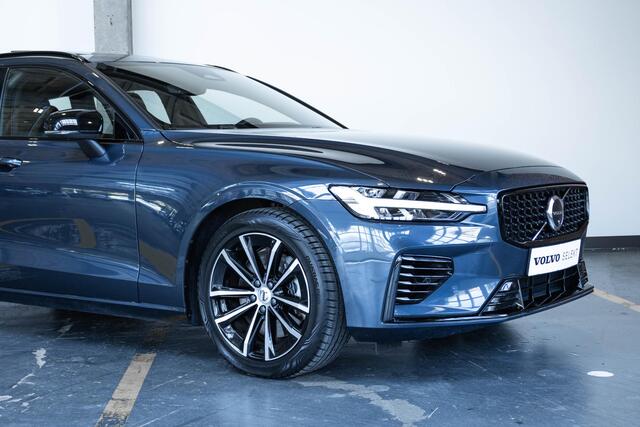 Volvo V60 T6 Plug-in hybrid AWD Plus Dark | Panoramadak | 360° parkeercamera | Parkeersensoren voor + achter | Harman Kardon premium audio | Google infotainment | Stoelverwarming | Stuurwielverwarming | Parkeerverwarming | BLIS | Adaptive cruise control |