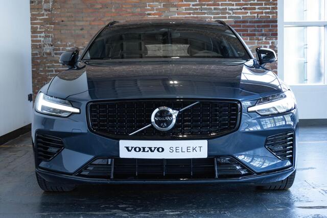 Volvo V60 T6 Plug-in hybrid AWD Plus Dark | Panoramadak | 360° parkeercamera | Parkeersensoren voor + achter | Harman Kardon premium audio | Google infotainment | Stoelverwarming | Stuurwielverwarming | Parkeerverwarming | BLIS | Adaptive cruise control |