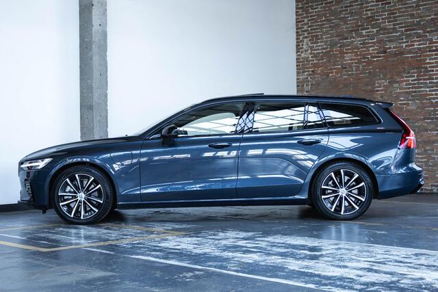 Volvo V60 T6 Plug-in hybrid AWD Plus Dark | Panoramadak | 360° parkeercamera | Parkeersensoren voor + achter | Harman Kardon premium audio | Google infotainment | Stoelverwarming | Stuurwielverwarming | Parkeerverwarming | BLIS | Adaptive cruise control |