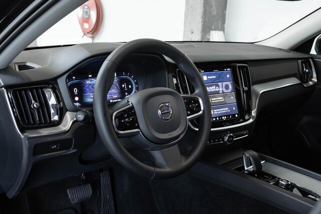 Volvo V60 B4 Plus Dark | Adaptive cruise control | Panoramadak | Electrische wegklapbare trekhaak | Stoelverwarming | Parkeercamera | Parkeersensoren voor + achter | Stuurwielverwarming | Google infotainment