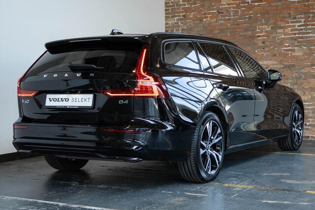 Volvo V60 B4 Plus Dark | Adaptive cruise control | Panoramadak | Electrische wegklapbare trekhaak | Stoelverwarming | Parkeercamera | Parkeersensoren voor + achter | Stuurwielverwarming | Google infotainment