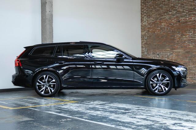 Volvo V60 B4 Plus Dark | Adaptive cruise control | Panoramadak | Electrische wegklapbare trekhaak | Stoelverwarming | Parkeercamera | Parkeersensoren voor + achter | Stuurwielverwarming | Google infotainment
