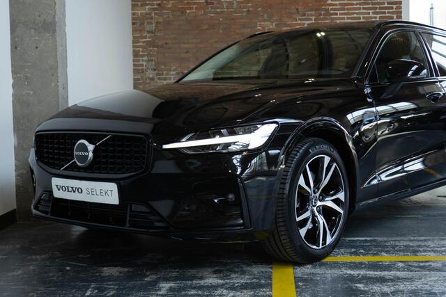 Volvo V60 B4 Plus Dark | Adaptive cruise control | Panoramadak | Electrische wegklapbare trekhaak | Stoelverwarming | Parkeercamera | Parkeersensoren voor + achter | Stuurwielverwarming | Google infotainment