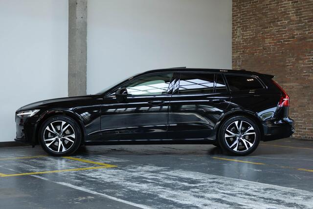 Volvo V60 B4 Plus Dark | Adaptive cruise control | Panoramadak | Electrische wegklapbare trekhaak | Stoelverwarming | Parkeercamera | Parkeersensoren voor + achter | Stuurwielverwarming | Google infotainment