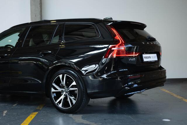 Volvo V60 B4 Plus Dark | Adaptive cruise control | Panoramadak | Electrische wegklapbare trekhaak | Stoelverwarming | Parkeercamera | Parkeersensoren voor + achter | Stuurwielverwarming | Google infotainment