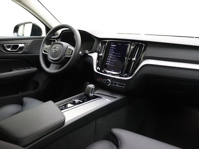 Volvo V60 B4 211pk Plus Dark / Elektr. Trekhaak / Elektr. Stoelen / Adapt. Cruise / Keyless / BLIS / Stoel + Stuurw. Verwarming / Achterb. Verwarming / 18'' + All Season banden