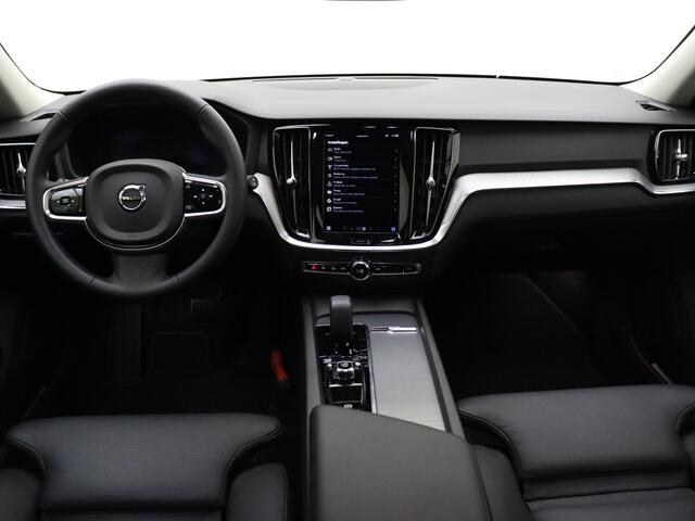 Volvo V60 B4 211pk Plus Dark / Elektr. Trekhaak / Elektr. Stoelen / Adapt. Cruise / Keyless / BLIS / Stoel + Stuurw. Verwarming / Achterb. Verwarming / 18'' + All Season banden