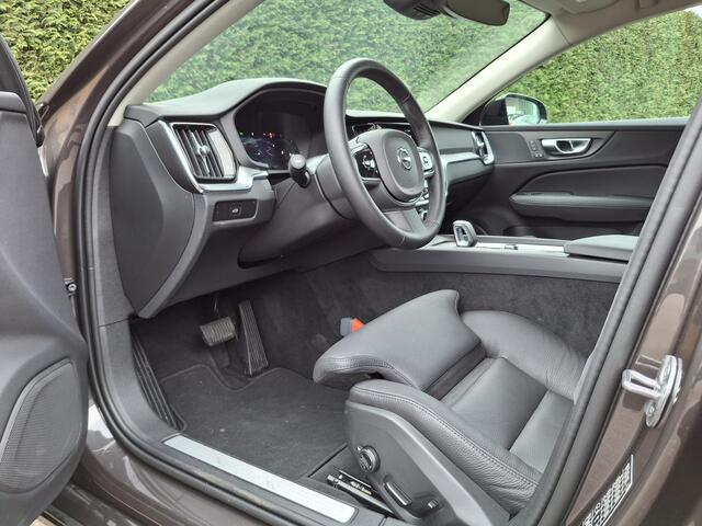 Volvo V60 B4 Plus Dark | Trekhaak | Stoel/Stuur verwarming | Leder | Elektrisch verstelbare voorstoelen met geheugenfunctie