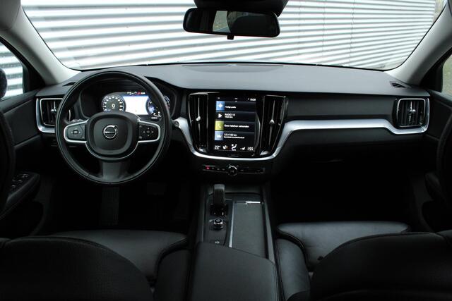 Volvo V60 B3 Mild Hybrid Momentum Advantage | Lederen Bekleding | Adaptieve Cruise Control Met Pilot Assist | Stuurverwarming | Stoelverwarming | Parkeersensoren Voor & Achter | Achteruitrijcamera | DAB+| Apple CarPlay/Android Auto | 17" Lichtmetalen Velgen | Conne